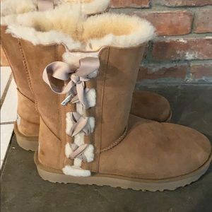 Gently used lace up uggs